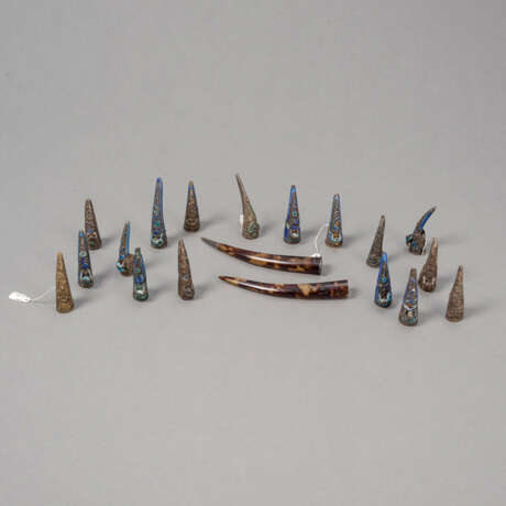 17 Fingernagel-Schutzhülle, teils emailliert (burning blue) und Paar lange Hüllen aus Schildpatt - photo 1