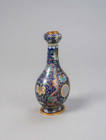 Cloisonné-Flaschenvase mit 'Knoblauch'-Mündung, dekoriert mit Drachenpaaren, Lotosranken und 'shou'-Zeichen auf blauem Grund - photo 2