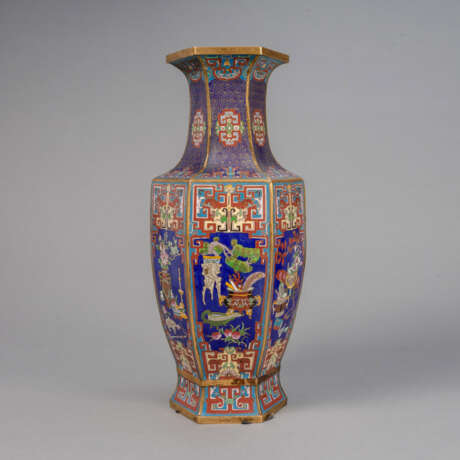Hexagonale Cloisonné-Vase mit Antiquitätendekor - фото 1