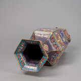 Hexagonale Cloisonné-Vase mit Antiquitätendekor - фото 3