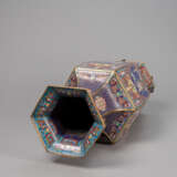 Hexagonale Cloisonné-Vase mit Antiquitätendekor - photo 3