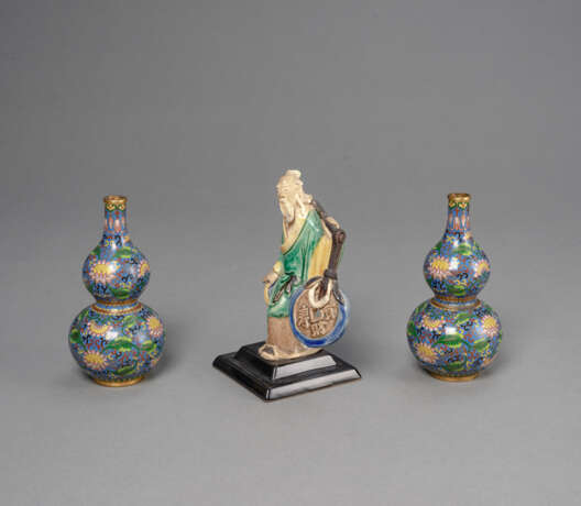 Paar Cloisonné-Doppelkürbisvasen und eine polychrom bemalte Biskuit-Porzellanfigur - photo 2
