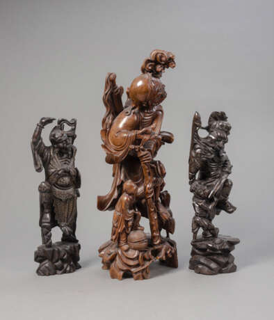 Drei Holzschnitzereien daoistischer Figuren, u.a. Li Tieguai und Zhong Kui, teils Metalldraht eingelegt - фото 2