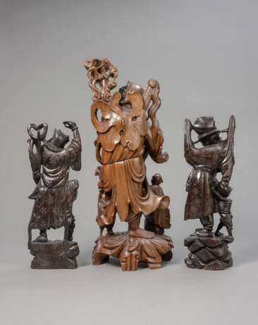 Drei Holzschnitzereien daoistischer Figuren, u.a. Li Tieguai und Zhong Kui, teils Metalldraht eingelegt - photo 3