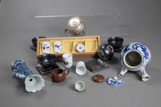 Vier Teekannen und zwei Porzellan-Sets - фото 3