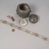 Zinn-Deckeldose, Münzen-Silberblechgürtel, Medaillon-Anhänger und Siegel - photo 2