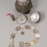 Zinn-Deckeldose, Münzen-Silberblechgürtel, Medaillon-Anhänger und Siegel - photo 3