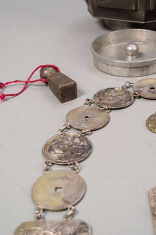 Zinn-Deckeldose, Münzen-Silberblechgürtel, Medaillon-Anhänger und Siegel - Foto 4