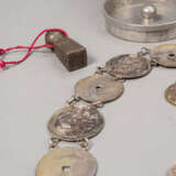 Zinn-Deckeldose, Münzen-Silberblechgürtel, Medaillon-Anhänger und Siegel - photo 4