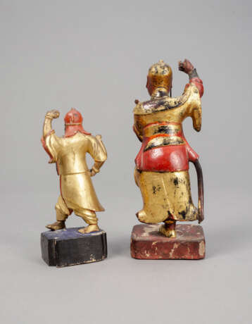 Zwei figürliche Holzschnitzereien mit Goldlackdekor - фото 2