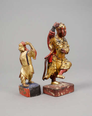 Zwei figürliche Holzschnitzereien mit Goldlackdekor - photo 3