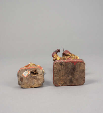 Zwei figürliche Holzschnitzereien mit Goldlackdekor - Foto 4
