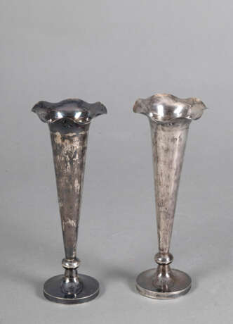 Paar schlanke Silber-Vasen, eingraviert mit Blumen- und Vogeldekor - фото 2