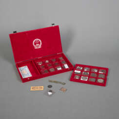 Sammlung von Münzen, Geldscheinen und Briefmarken, in einer roten Samt-Schatulle