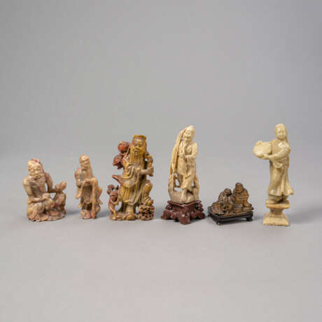Sechs Schnitzereien aus u.a. Speckstein mit Darstellungen von Unsterblichen, Mönchen und Tänzerin - photo 1