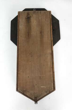 Pendelwanduhr mit Datumsanzeige und Holzkasten beschnitzt in feinem Relief - фото 4