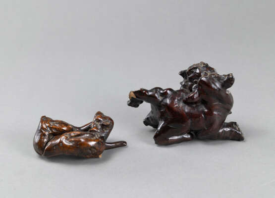 Zwei Wurzelholzschnitzereien in Gestalt eines Pferdes bzw. eines Katzentieres - Foto 2