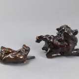 Zwei Wurzelholzschnitzereien in Gestalt eines Pferdes bzw. eines Katzentieres - Foto 2