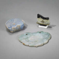 Jade-Anhänger in ruyi-Form, Pinselablage aus Speckstein und Keramik-Wassertropfer in Form eines Karpfens