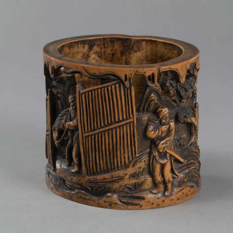 Zylindrischer Bambus-Pinselbecher, teils durchbrochen geschnitzt mit Darstellung einer Romanszene - фото 1