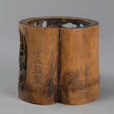 Zylindrischer Bambus-Pinselbecher, teils durchbrochen geschnitzt mit Darstellung einer Romanszene - photo 2