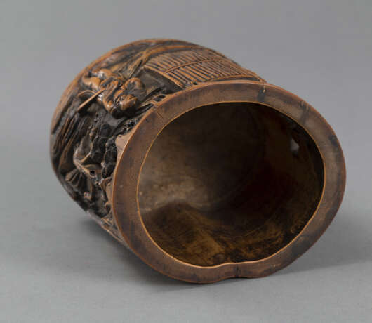 Zylindrischer Bambus-Pinselbecher, teils durchbrochen geschnitzt mit Darstellung einer Romanszene - фото 3