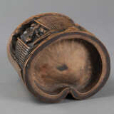 Zylindrischer Bambus-Pinselbecher, teils durchbrochen geschnitzt mit Darstellung einer Romanszene - photo 4