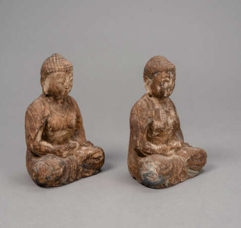 Zwei Figuren des Buddha aus Holz mit Resten von Fassung - Foto 2