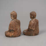Zwei Figuren des Buddha aus Holz mit Resten von Fassung - Foto 3