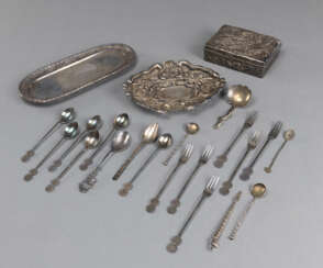Konvolut Silberarbeiten: 19 Besteckteile, zwei Tabletts und eine Deckeldose mit Drachendekor in Relief