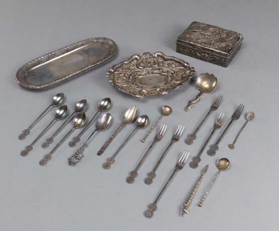 Konvolut Silberarbeiten: 19 Besteckteile, zwei Tabletts und eine Deckeldose mit Drachendekor in Relief - Foto 1