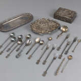 Konvolut Silberarbeiten: 19 Besteckteile, zwei Tabletts und eine Deckeldose mit Drachendekor in Relief - Foto 1