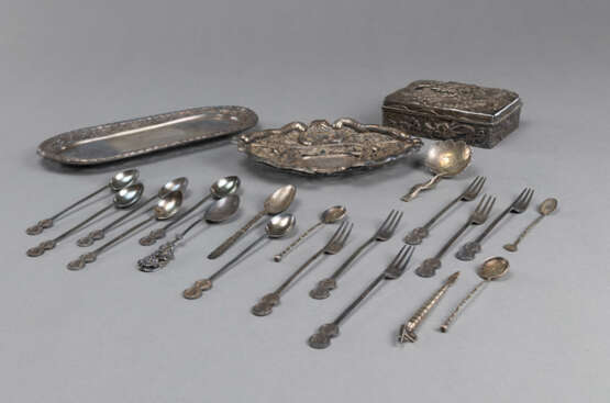 Konvolut Silberarbeiten: 19 Besteckteile, zwei Tabletts und eine Deckeldose mit Drachendekor in Relief - Foto 2