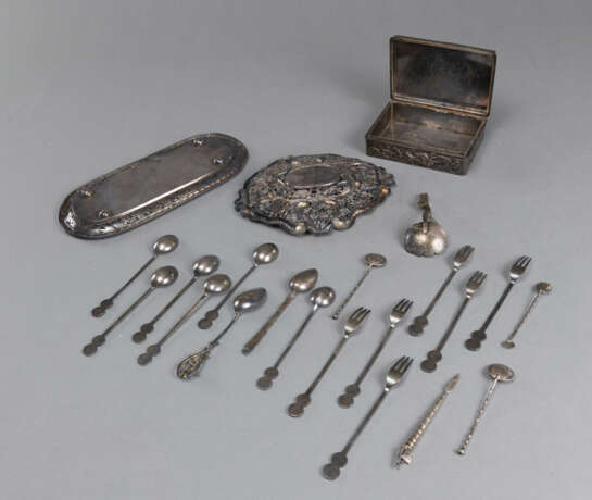 Konvolut Silberarbeiten: 19 Besteckteile, zwei Tabletts und eine Deckeldose mit Drachendekor in Relief - Foto 3