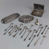 Konvolut Silberarbeiten: 19 Besteckteile, zwei Tabletts und eine Deckeldose mit Drachendekor in Relief - photo 3