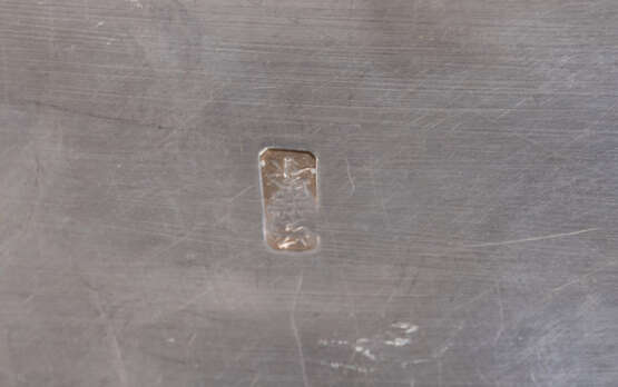 Konvolut Silberarbeiten: 19 Besteckteile, zwei Tabletts und eine Deckeldose mit Drachendekor in Relief - photo 5