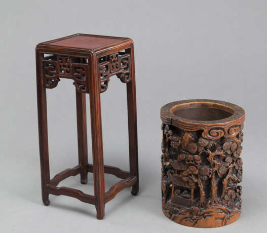 Pinselbecher aus Bambus mit Figurendekor und kleiner Holzstand - photo 2