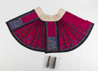 Konvolut Textilien: Fragment einer Drachenrobe als Vorhang, Bettbezug aus roter Seide bestickt mit Phönixpaar, Damenrock und Paar Damenschuhe