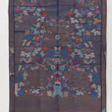 Konvolut Textilien: Fragment einer Drachenrobe als Vorhang, Bettbezug aus roter Seide bestickt mit Phönixpaar, Damenrock und Paar Damenschuhe - Foto 3