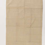 Konvolut Textilien: Fragment einer Drachenrobe als Vorhang, Bettbezug aus roter Seide bestickt mit Phönixpaar, Damenrock und Paar Damenschuhe - Foto 7