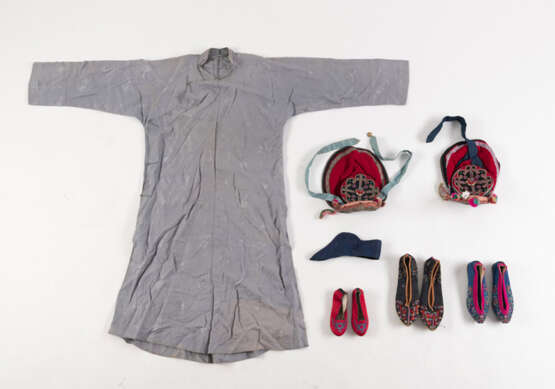 Konvolut Textilien: zwei Kinderhauben, drei Paare Schuhe, ein Sommergewand und ein Stirnband - Foto 1