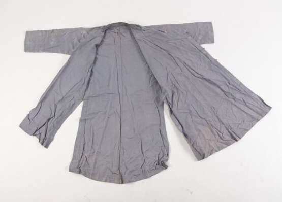 Konvolut Textilien: zwei Kinderhauben, drei Paare Schuhe, ein Sommergewand und ein Stirnband - фото 2