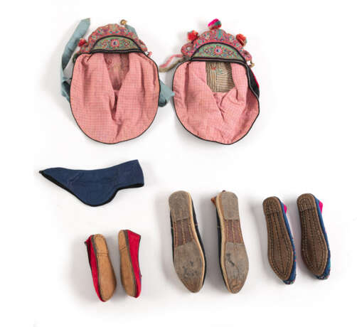 Konvolut Textilien: zwei Kinderhauben, drei Paare Schuhe, ein Sommergewand und ein Stirnband - Foto 4