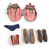 Konvolut Textilien: zwei Kinderhauben, drei Paare Schuhe, ein Sommergewand und ein Stirnband - Foto 4