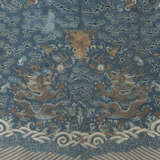 Vorderseite einer blauen 'kesi'-Drachenrobe - Foto 1