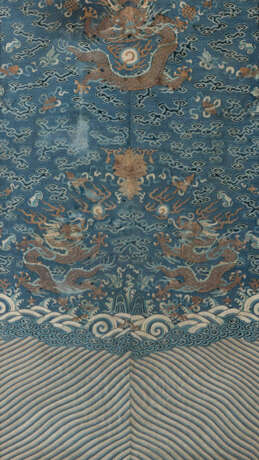 Vorderseite einer blauen 'kesi'-Drachenrobe - фото 1
