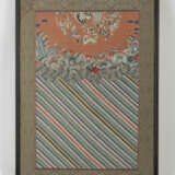 Fragment des Unterteils eines Gewandes aus farbig bestickter Seide mit 'lishu'-Muster und einer Hälfte des Kranich/Schmetterlingmedaillons - фото 1