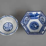 Zwei unterglasurblaue Schalen: eine durchbrochen gearbeitet mit Blumendekor und eine hexagonale mit Drachendekor - Foto 2