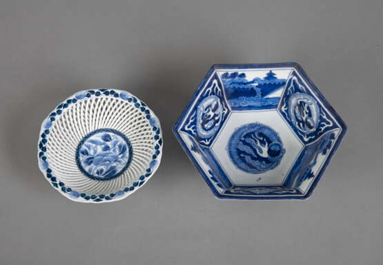 Zwei unterglasurblaue Schalen: eine durchbrochen gearbeitet mit Blumendekor und eine hexagonale mit Drachendekor - фото 2