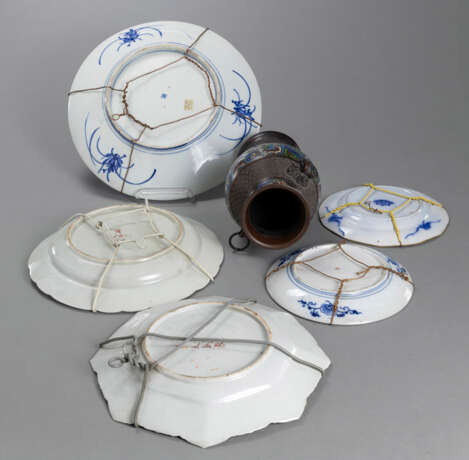 Zwei blütenförmige 'famille verte'-Teller mit Dame und Knaben, drei unterglasurblau dekorierte Teller sowie Champlevé-Vase - Foto 2